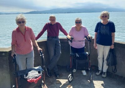 Gruppenfoto vor einer Mauer stehend und im Hintergrund ist der Bodensee